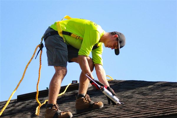 Effektiv asbestsanering af tag – din guide til en sikker bolig